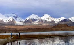 hiking-in-the-karakul-lake