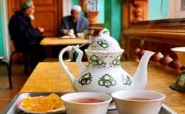 enjoyment-at-tea-house