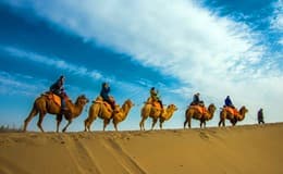 camel-riding-in-dunhuang-mingsha-moutain