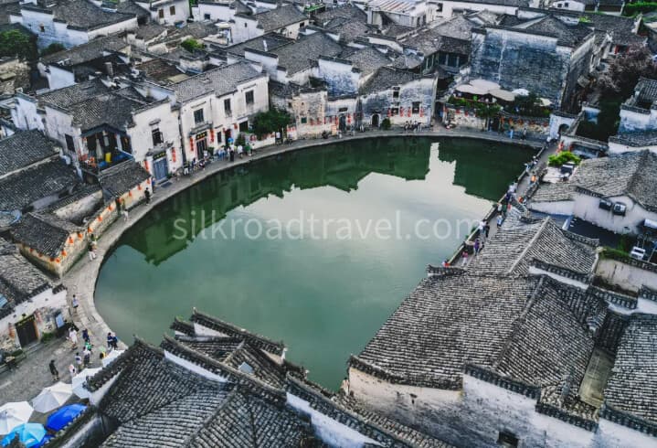 hongcun-moon-pond