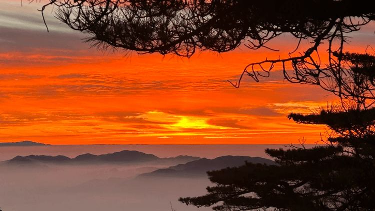 Huangshan Sunrise_1.jpg Huangshan Sunrise_1.jpg