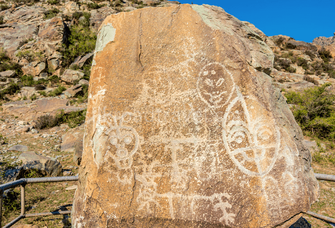 helan-mountain-rock-paintings helan-mountain-rock-paintings