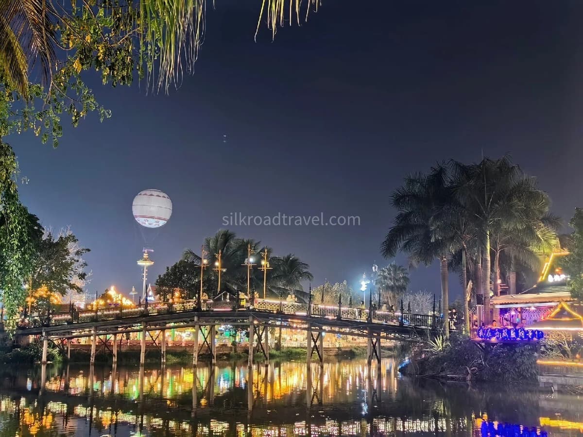 6a1fd28aeda54.jpg Starlight Night Market (2).jpg