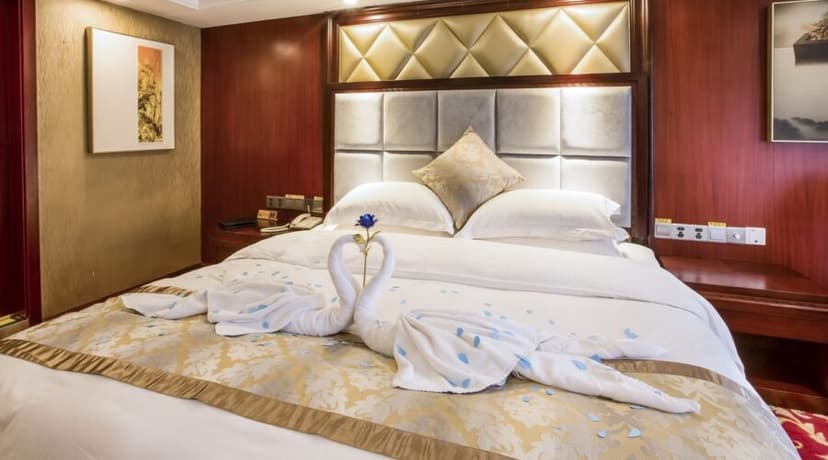 Presidential-Suite-Bedroom-onboard-China-Goddess-2.jpg Presidential-Suite-Bedroom-onboard-China-Goddess-2.jpg