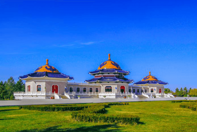 genghis-khan-mausoleum genghis-khan-mausoleum