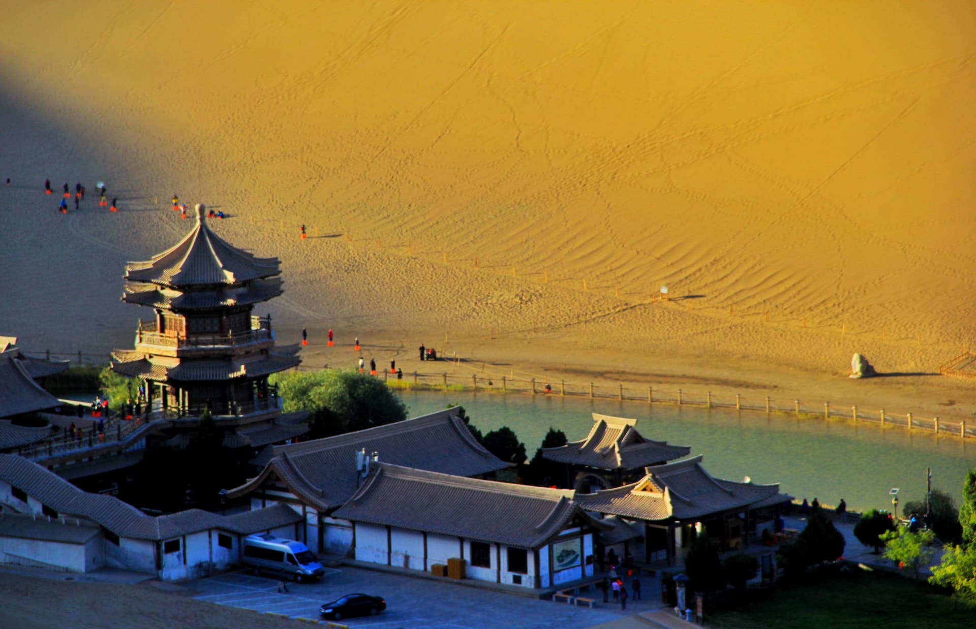 echoing-sand-mountaion-crescent-lake-1 echoing-sand-mountaion-crescent-lake-1