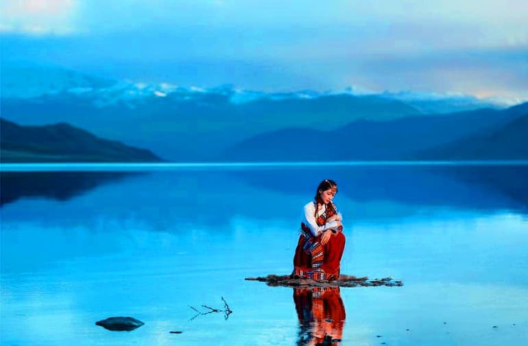 yamdroktso-lake yamdroktso-lake