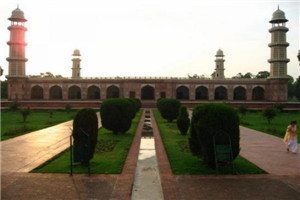 jehanggir‘s-tomb-3.jpg