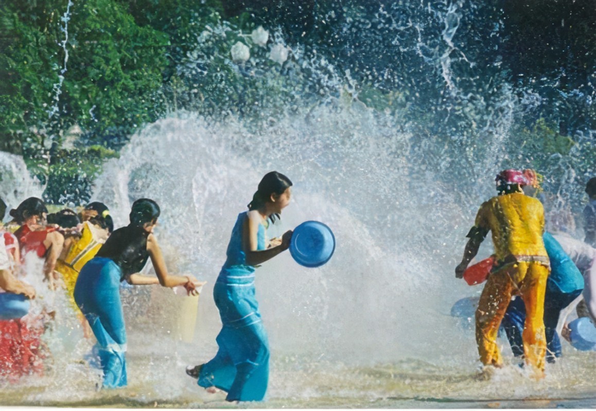 The Water-sprinkling Festival in Yunnan
