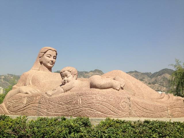 Yellow-river's-mother-statue.jpg